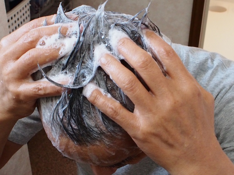 クリニック監修 シャンプーのときの抜け毛が気になる 多い 少ない 対策したほうが良い 薄毛 Aga治療のあれこれ Dクリニック福岡 旧城西クリニック福岡 の頭髪コラム